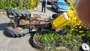 Unfall im Weinberg. Ein Traktor stürzte um und der Fahrer musste in ein Krankenhaus gebracht werden.